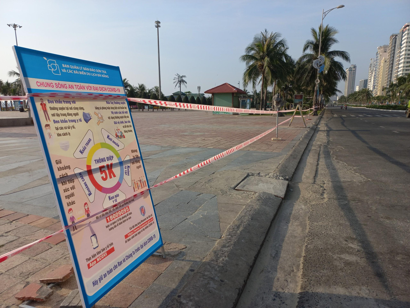 Thông điệp 5K trong phòng, chống dịch COVID-19 được đặt dọc tuyến đường ven biển Đà Nẵng. Chiều ngày 3/5, TP Đà Nẵng đã xuất hiện ca dương tính COVID-19 trong cộng đồng. Bệnh nhân là anh N.T.N (nam, 28 tuổi, quê Hội An, tỉnh Quảng Nam) - nhân viên bán vé khu vực spa tại khách sạn P.A, đường 2-9, quận Hải Châu, TP Đà Nẵng. Hiện tại, anh N.T.N đã được cách ly, điều trị tại Bệnh viện Phổi Đà Nẵng.