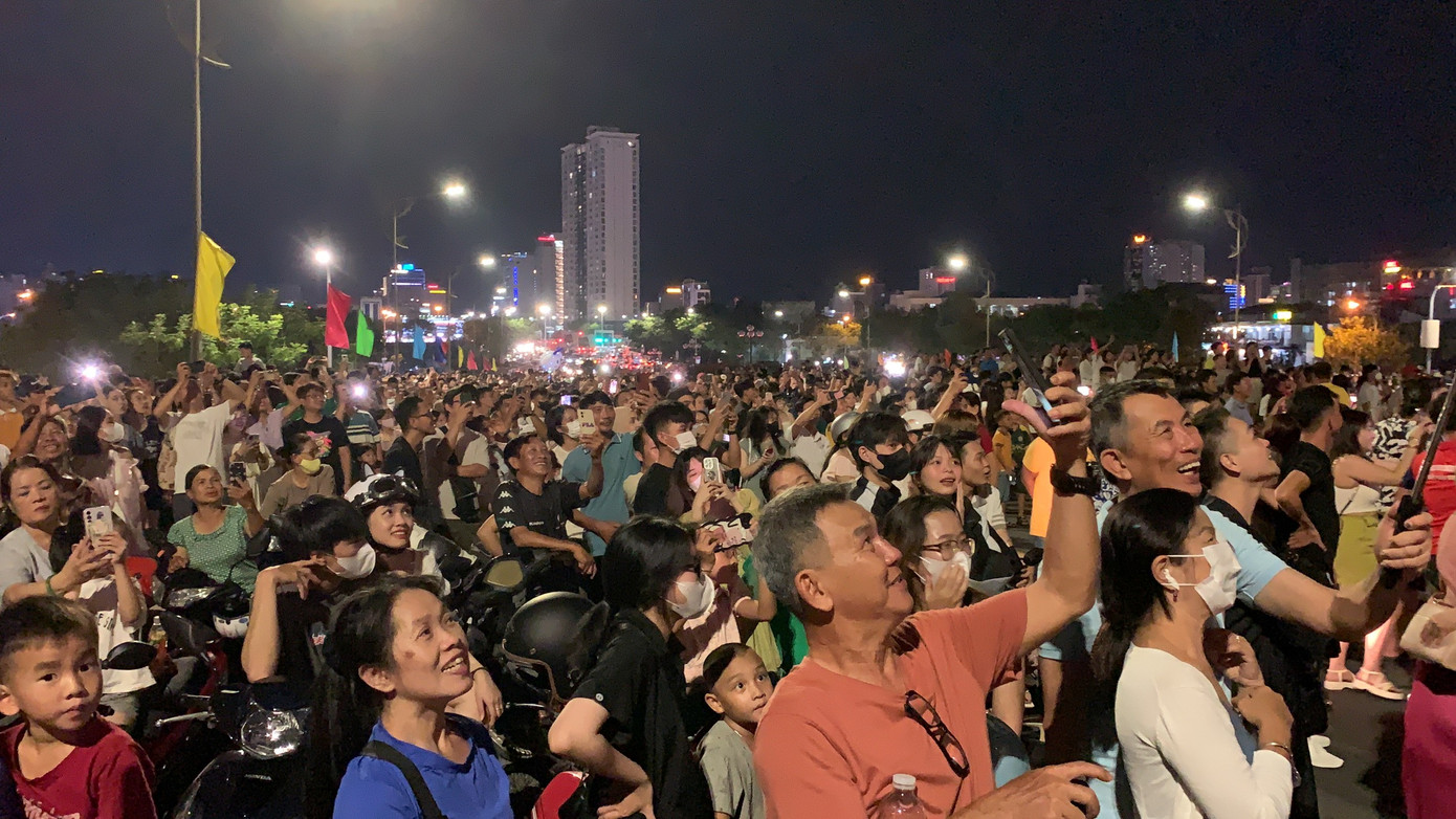 Dòng người tập trung kín cầu Rồng để xem rồng phun lửa, phun nước mừng Quốc khánh 2/9. Dòng người tập trung kín cầu Rồng để xem rồng phun lửa, phun nước mừng Quốc khánh 2/9.