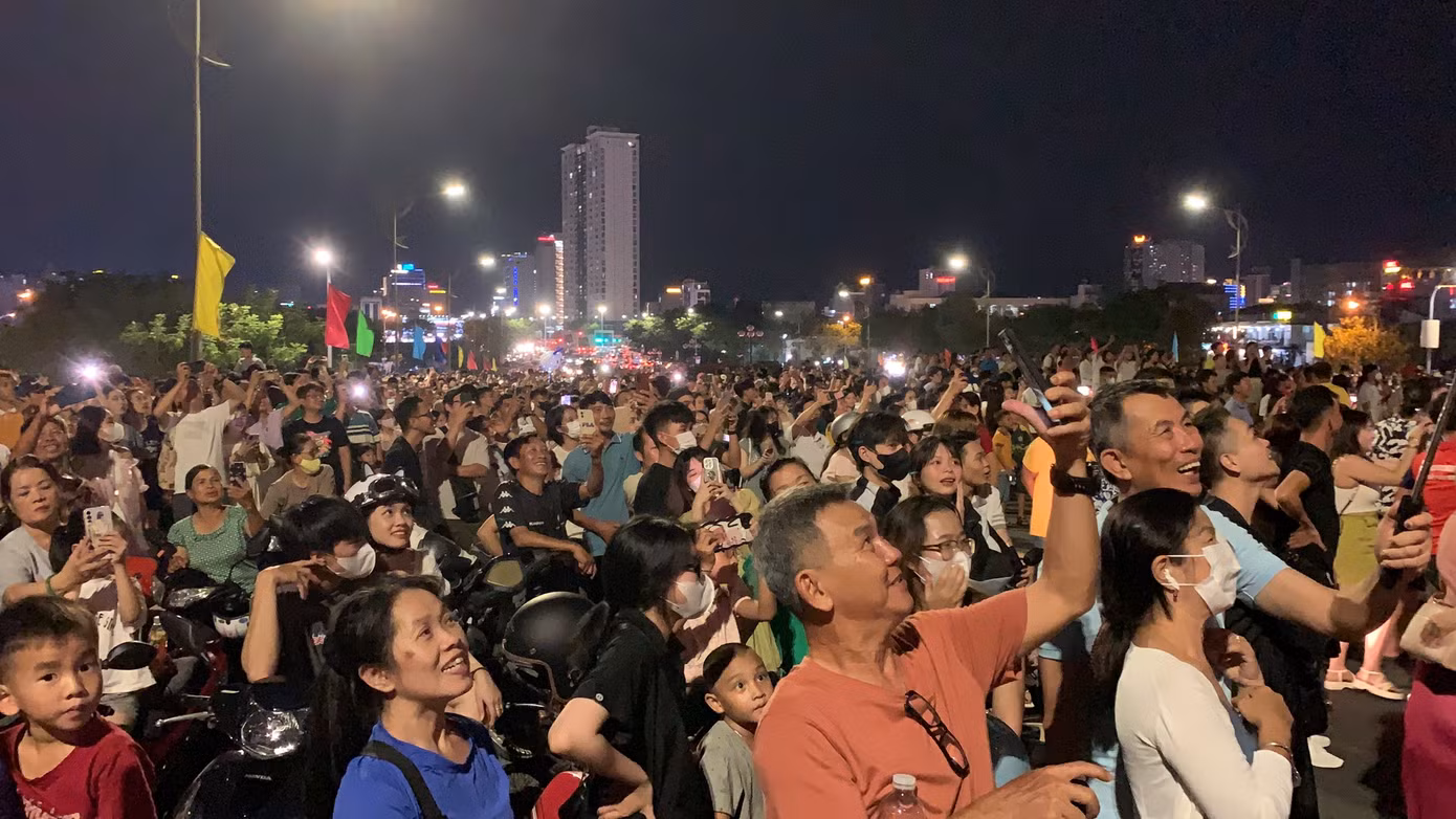 Dòng người tập trung kín cầu Rồng để xem rồng phun lửa, phun nước mừng Quốc khánh 2/9.
