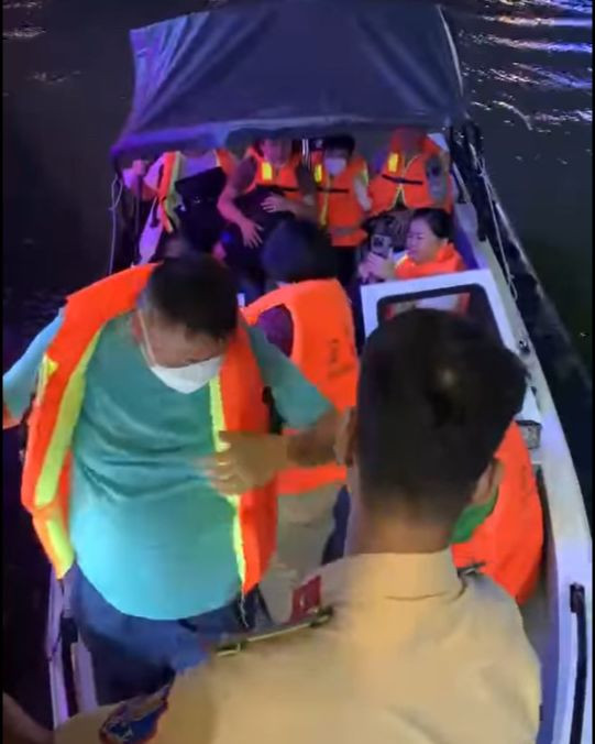 Lực lượng chức năng đưa các du khách vào bờ an toàn.