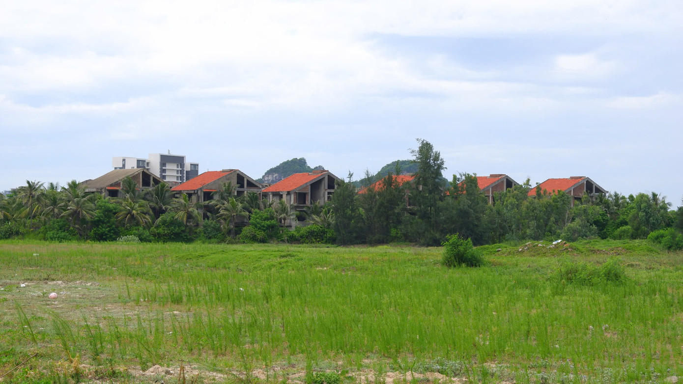 Bên trong dự án Hòn Ngọc Á Châu là cảnh bỏ hoang. Đầu năm 2010, chủ đầu tư đã làm lễ khởi công giai đoạn 1 với các hạng mục chính gồm biệt thự, căn hộ cao cấp, khu tổ chức hội nghị, hội thảo, nhà hàng... Tuy nhiên, dự án mới xây dựng tường bao rồi bỏ hoang đến nay.