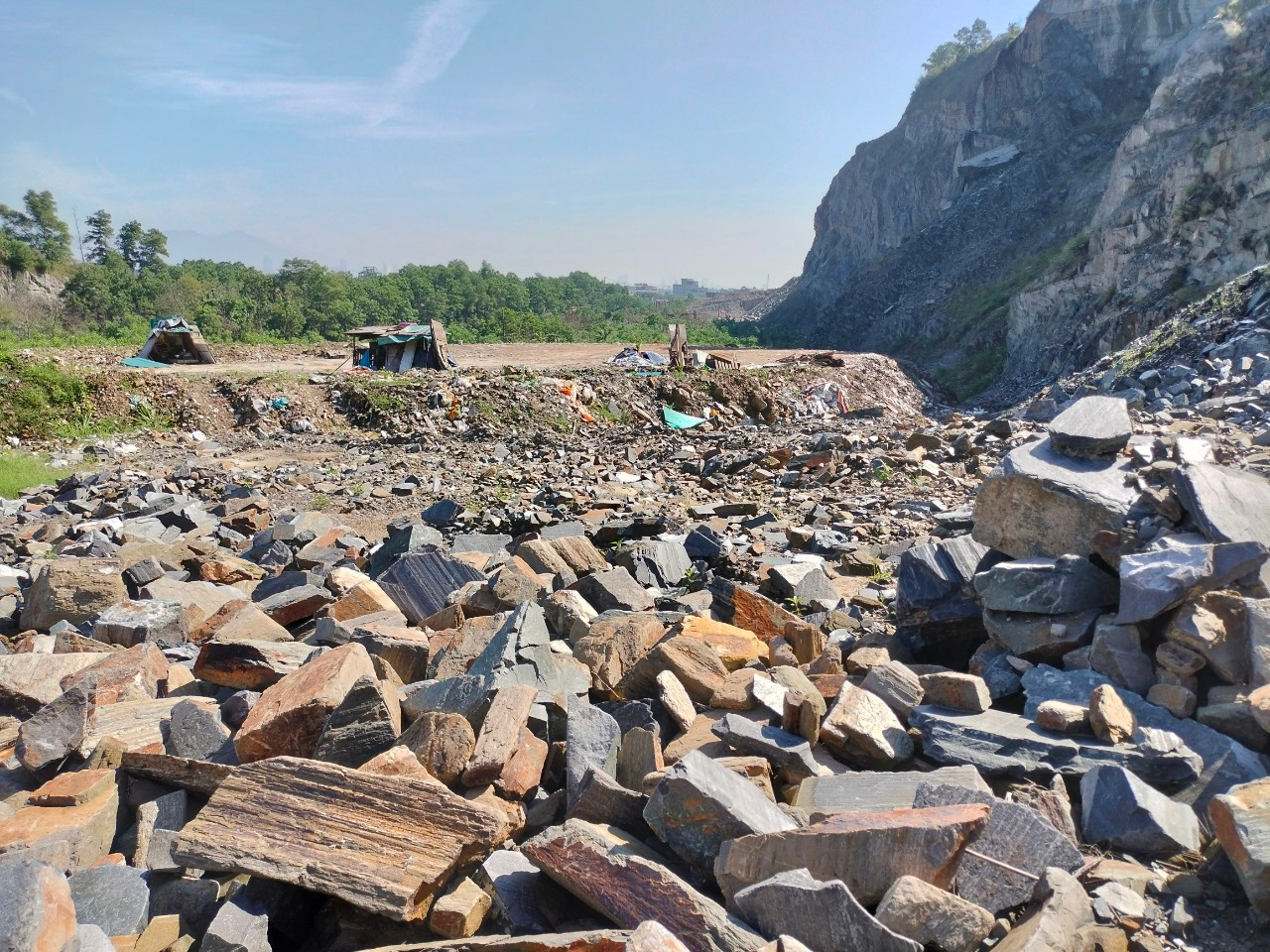 Khung cảnh tại một quả núi dãy núi Phước Tường ở phường Hòa Minh, quận Liên Chiểu sau khi doanh nghiệp hết giấy phép, buộc ngừng khai thác.