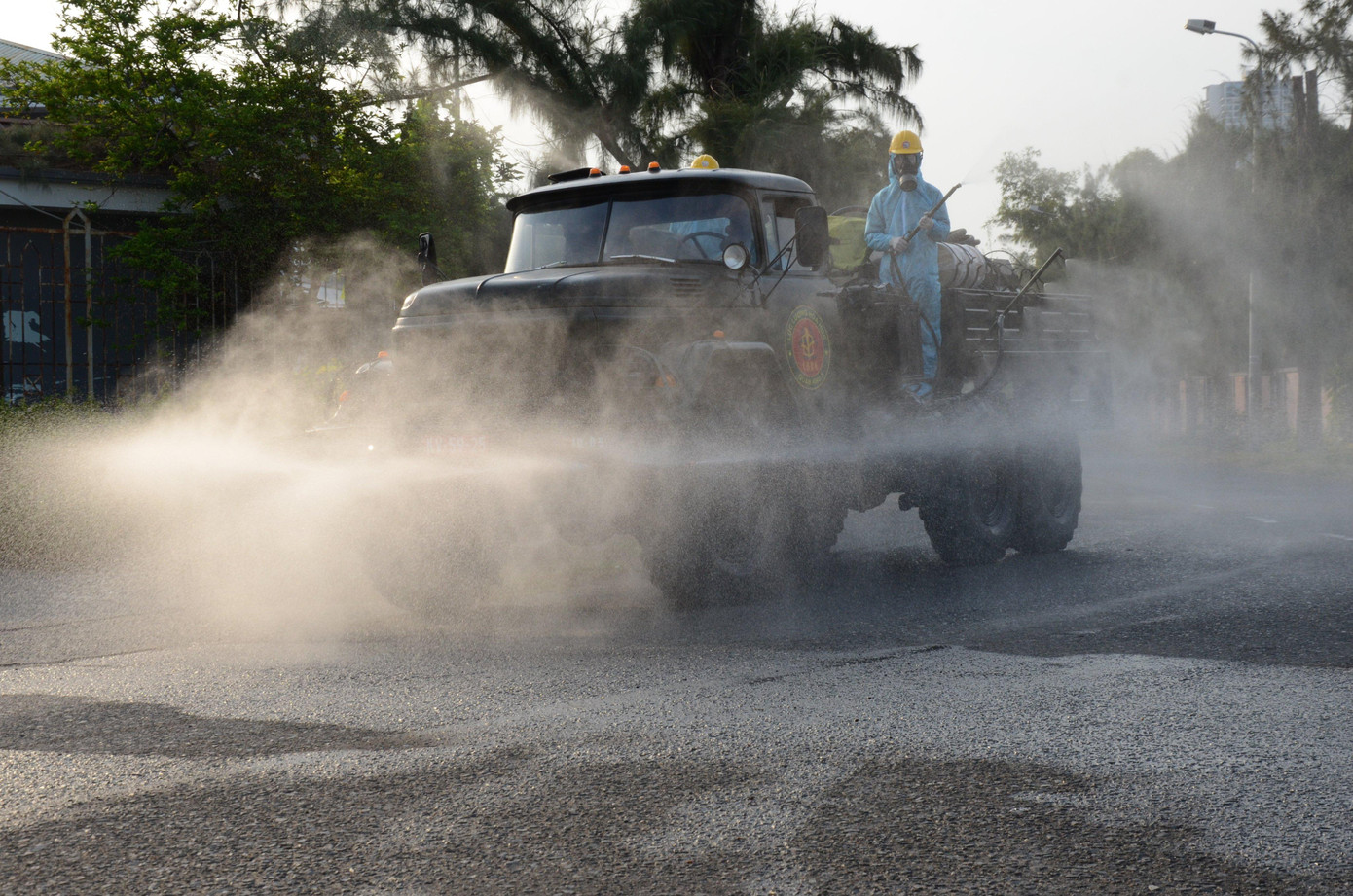 Các tuyến đường bên trong và xung quanh khu công nghiệp An Đồn cũng được phun khử khuẩn để phòng chống dịch bệnh lây lan.