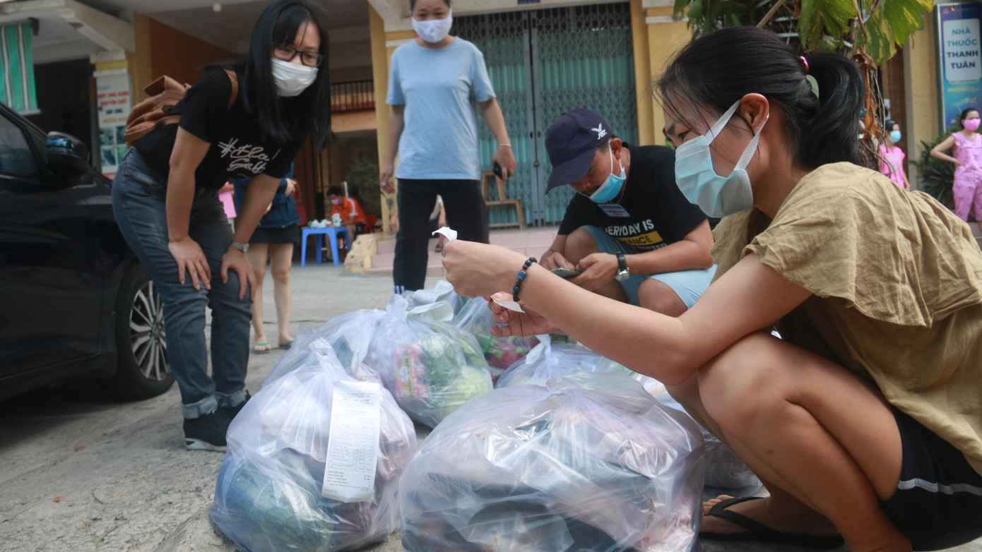 Người dân phường Nại Hiên Đông kiểm tra hàng hóa nhu yếu phẩm.