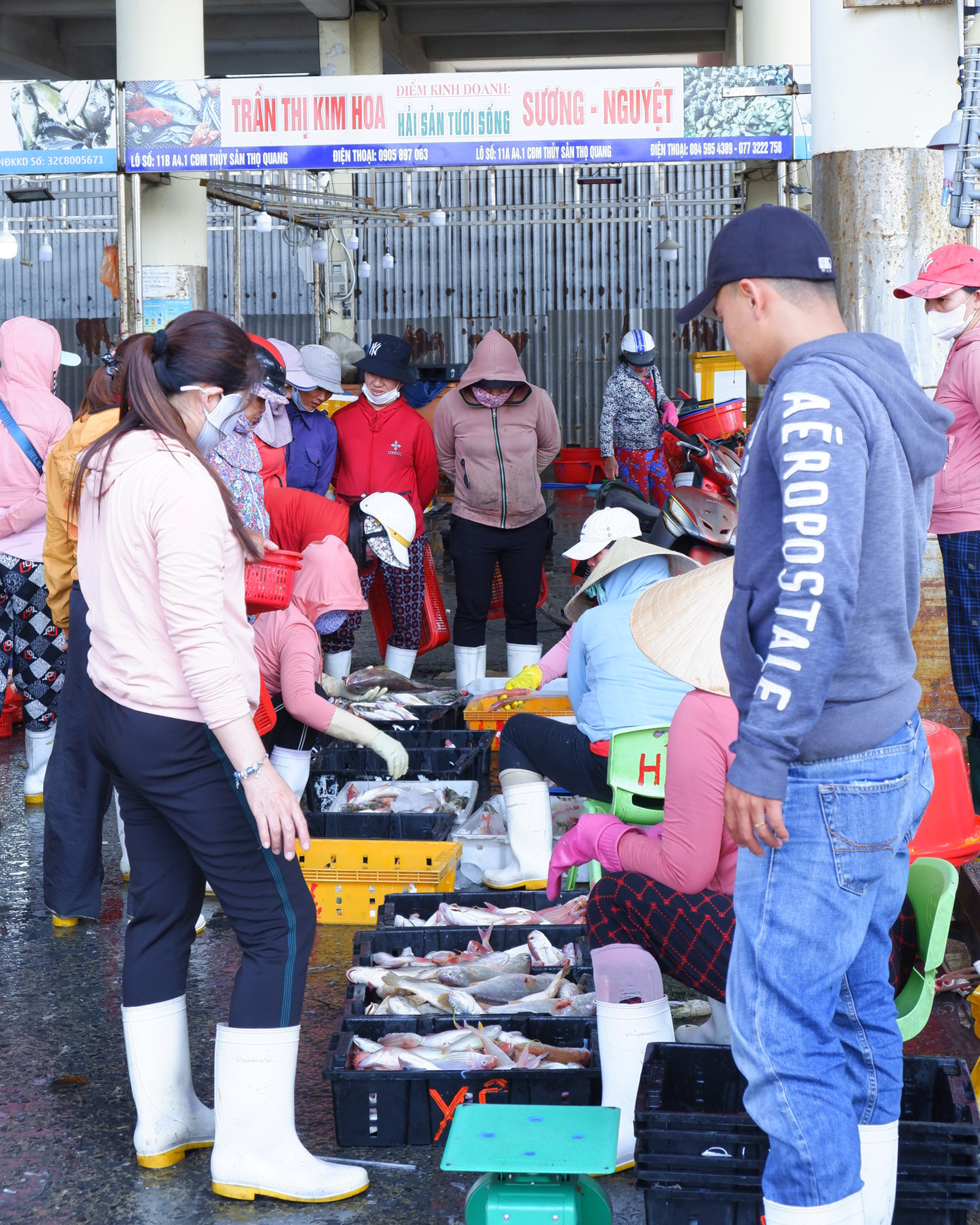 Cảnh mua bán nhộn nhịp đầu năm, ai cũng cố gắng mua được những rổ hải sản tươi ngon nhất để về bán.