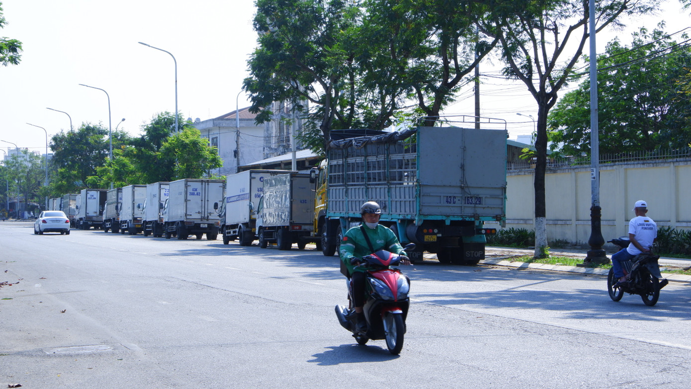 Hàng dài xe tải đông lạnh nằm trước chợ cảng Thọ Quang chờ nhận hàng chở hải sản đi về các tỉnh, thành phố lân cận.