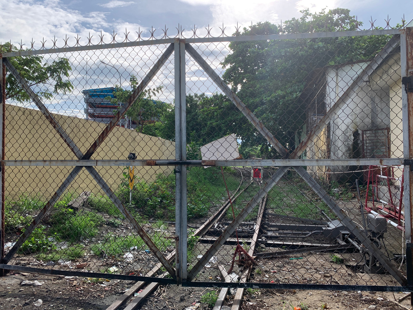 Rào chắn khu vực đường sắt tại ngã tư Ông Ích Khiêm - Đống Đa. Rào chắn khu vực đường sắt tại ngã tư Ông Ích Khiêm - Đống Đa.