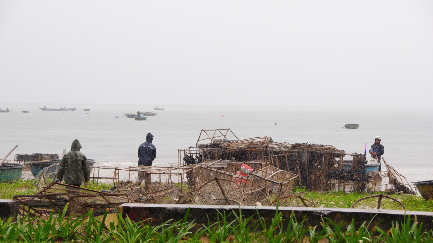 Ngư cụ đánh bắt gần bờ được ngư dân thu gom đưa vào đất liền tránh thiệt hại do mưa bão. Ngư cụ đánh bắt gần bờ được ngư dân thu gom đưa vào đất liền tránh thiệt hại do mưa bão.