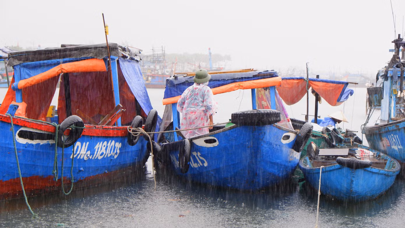 Các phương tiện đang hoạt động trên biển đã nắm được diễn biến, hướng di chuyển của áp thấp nhiệt đới, bão số 4. Hiện nay các đơn vị, các đài trực canh của BĐBP Đà Nẵng đang duy trì thông tin, liên lạc với các phương tiện hoạt động trên biển, thông báo kêu gọi, hướng dẫn vòng tránh không đi vào khu vực nguy hiểm hoặc vào bờ để trú tránh an toàn. Các phương tiện đang hoạt động trên biển đã nắm được diễn biến, hướng di chuyển của áp thấp nhiệt đới, bão số 4. Hiện nay các đơn vị, các đài trực canh của BĐBP Đà Nẵng đang duy trì thông tin, liên lạc với các phương tiện hoạt động trên biển, thông báo kêu gọi, hướng dẫn vòng tránh không đi vào khu vực nguy hiểm hoặc vào bờ để trú tránh an toàn.
