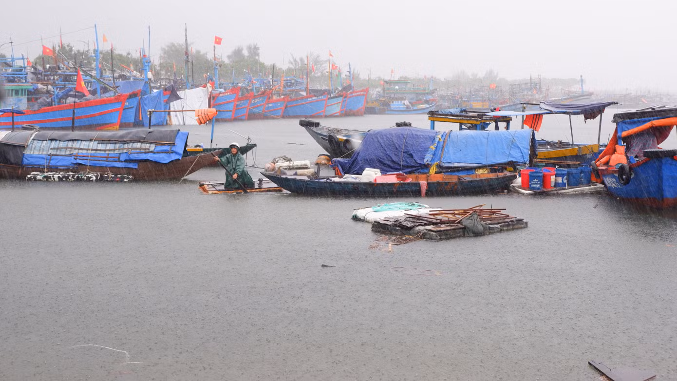 Hàng trăm tàu thuyền trong khu vực đã về neo đậu tại âu thuyền Thọ Quang Hàng trăm tàu thuyền trong khu vực đã về neo đậu tại âu thuyền Thọ Quang