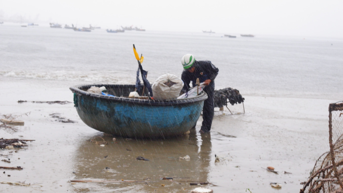 Ngư dân thu gom ngư lưới cụ trên biển Mân Thái vào trưa nay 18/9. Ngư dân thu gom ngư lưới cụ trên biển Mân Thái vào trưa nay 18/9.