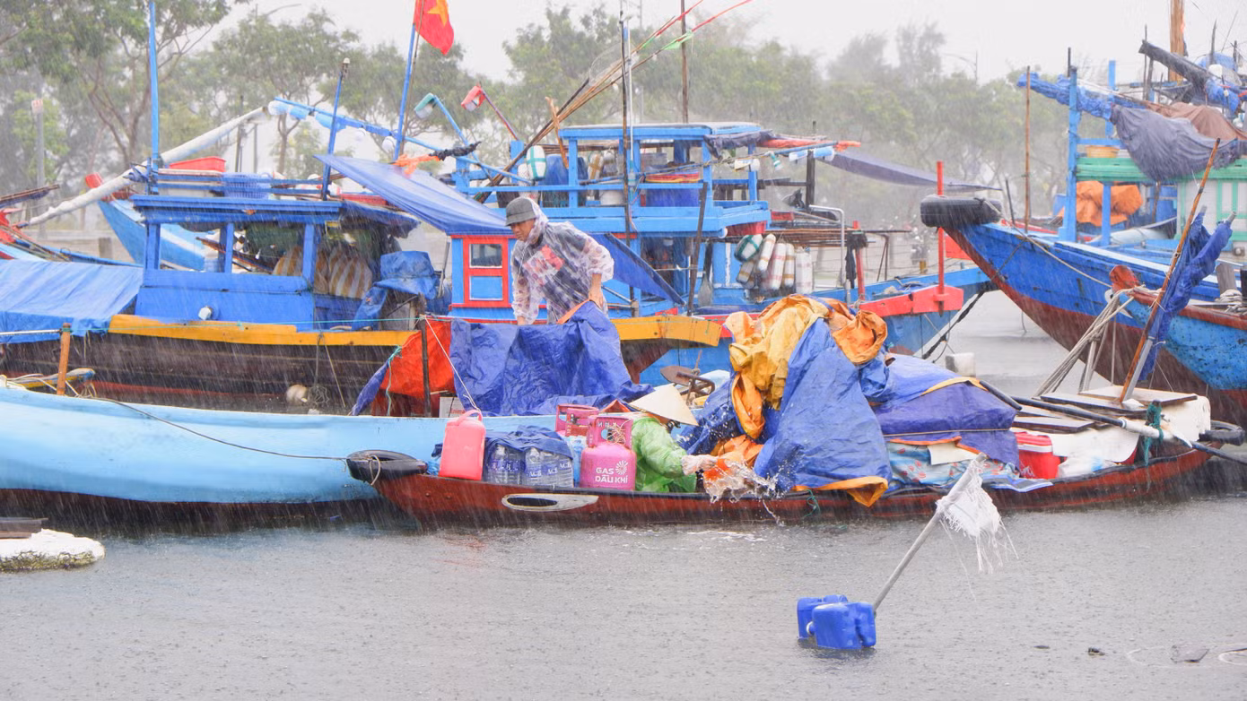 Theo báo cáo của BQL Âu thuyền và cảng cá Thọ Quang, hiện nay, neo đậu tại âu thuyền Thọ Quang có 590 tàu. Cụ thể, Đà Nẵng có 354 tàu, các tỉnh khác 236 tàu. Ngoài ra còn 95 ghe nhỏ. Ảnh: Nguyễn Thành. Theo báo cáo của BQL Âu thuyền và cảng cá Thọ Quang, hiện nay, neo đậu tại âu thuyền Thọ Quang có 590 tàu. Cụ thể, Đà Nẵng có 354 tàu, các tỉnh khác 236 tàu. Ngoài ra còn 95 ghe nhỏ. Ảnh: Nguyễn Thành.