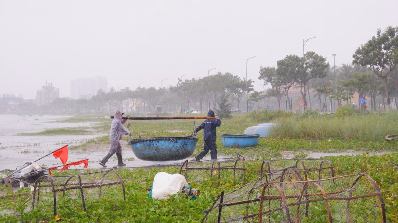 Những chiếc thuyền thúng cuối cùng được ngư dân gánh lên bờ tại bãi biển Mân Thái (quận Sơn Trà, TP. Đà Nẵng) trước giờ bão đổ bộ. Những chiếc thuyền thúng cuối cùng được ngư dân gánh lên bờ tại bãi biển Mân Thái (quận Sơn Trà, TP. Đà Nẵng) trước giờ bão đổ bộ.