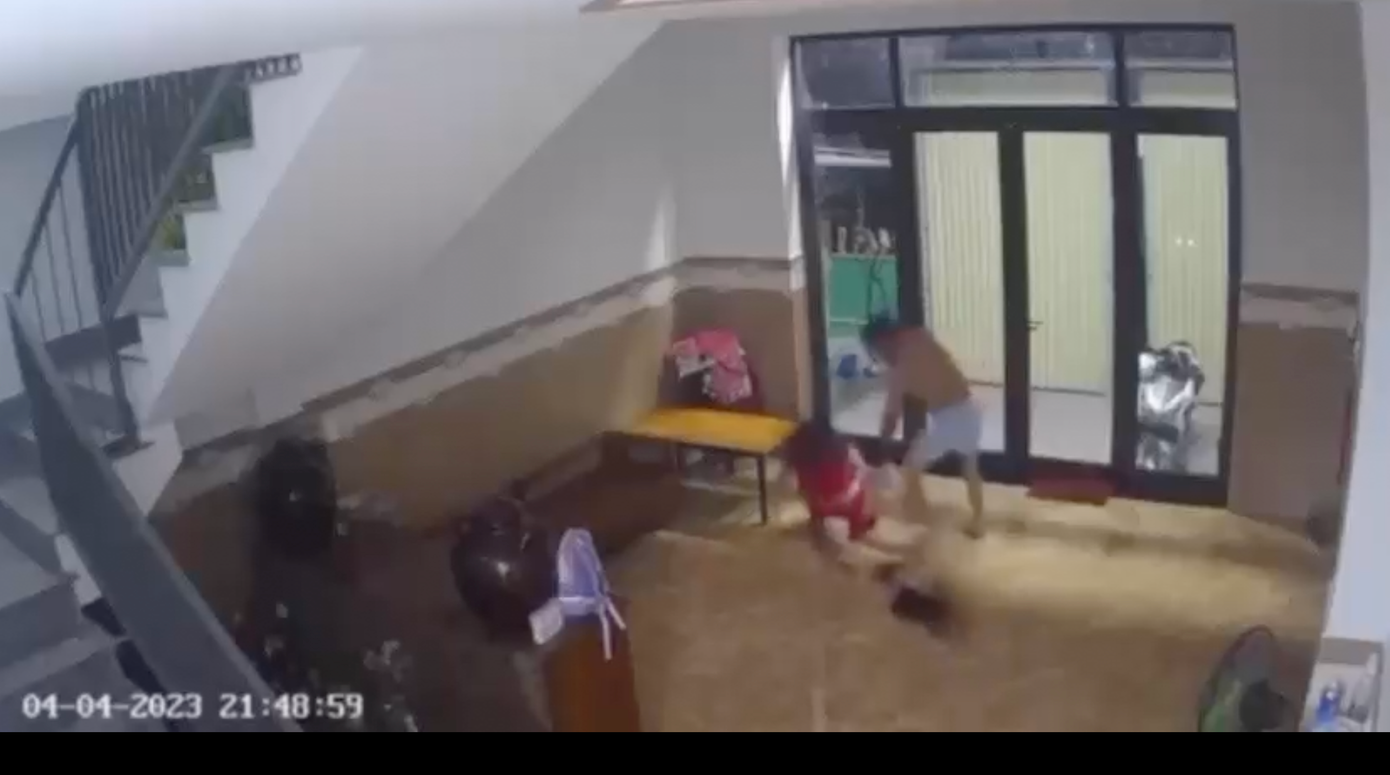 Hình ảnh chồng bạo hành, đánh đập vợ dã man được đưa lên mạng xã hội gây bức xúc. Hình ảnh chồng bạo hành, đánh đập vợ dã man được đưa lên mạng xã hội gây bức xúc.