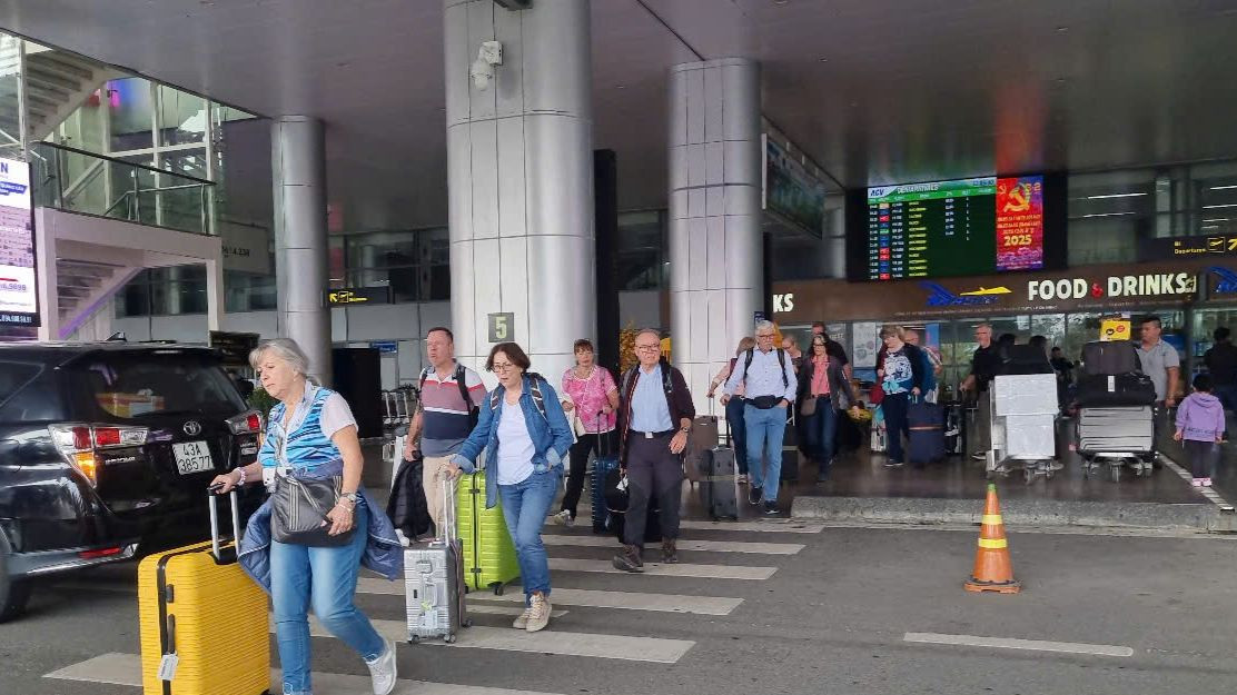 Du khách đến Đà Nẵng bằng đường hàng không. Du khách đến Đà Nẵng bằng đường hàng không.