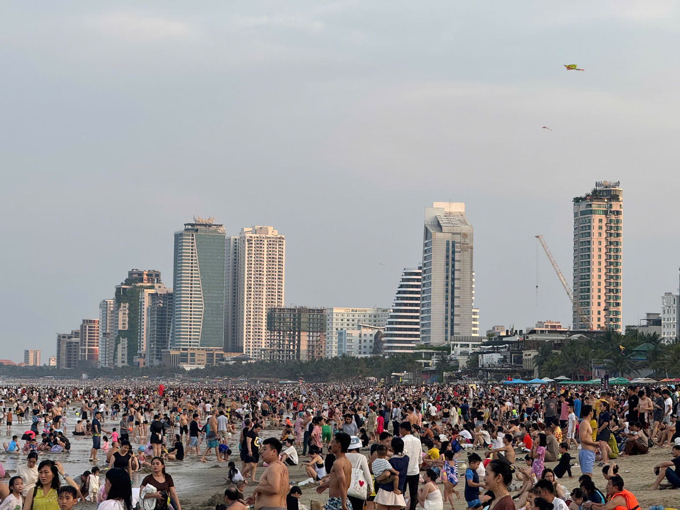 Cảnh đông nghịt ở bãi biển Đà Nẵng chiều 30/4.