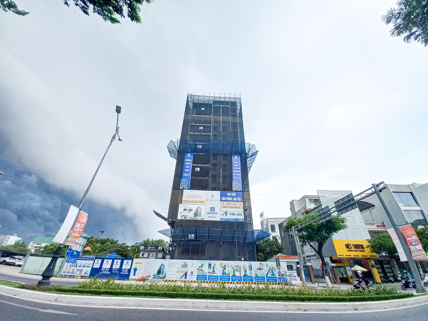 Dự án Văn phòng làm việc – The Summit Building trên đường Nguyễn Văn Linh, TP Đà Nẵng. Ảnh: Nguyễn Thành. Dự án Văn phòng làm việc – The Summit Building trên đường Nguyễn Văn Linh, TP Đà Nẵng. Ảnh: Nguyễn Thành.