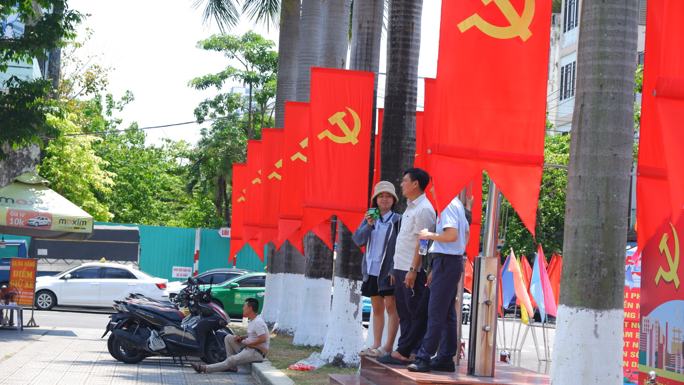 Bên ngoài sân ga, công tác trang trí đang được khẩn trương hoàn thành.