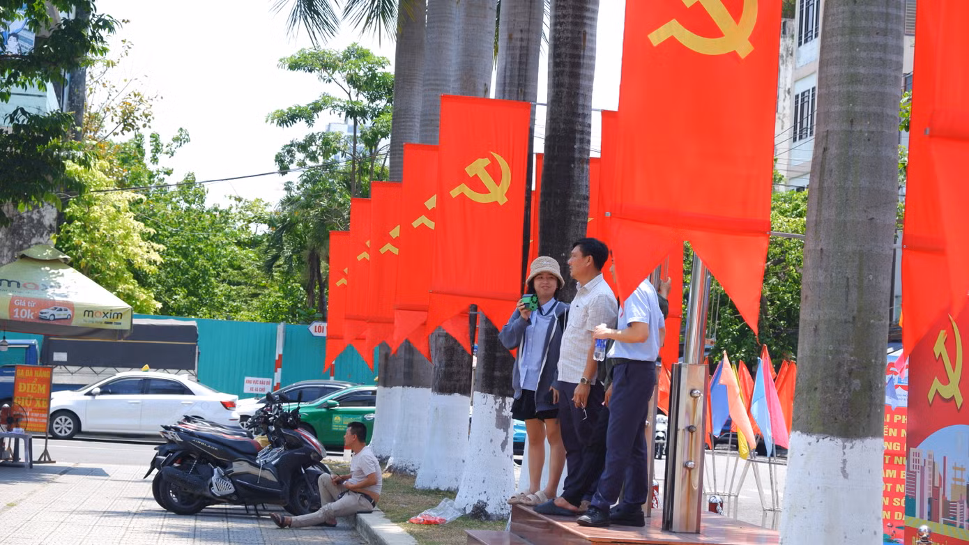 Bên ngoài sân ga, công tác trang trí đang được khẩn trương hoàn thành.