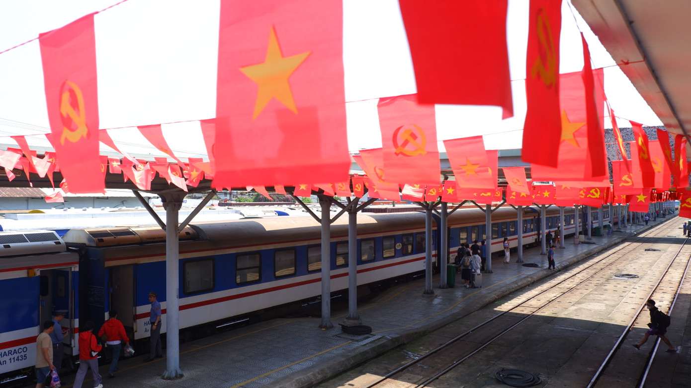 Ông Chín cho biết, theo kế hoạch dự kiến lúc 12h32', đoàn tàu thứ nhất từ TP Hồ Chí Minh sẽ vào đến ga Đà Nẵng. Đến 12h42', chuyến tàu thứ 2 sẽ vào ga Đà Nẵng. Hai đoàn tàu sẽ gặp nhau trong 5 phút. Sau đó chuyến tàu thứ nhất sẽ xuất phát đi Hà Nội, 10 phút sau chuyến tàu thứ 2 sẽ rời ga Đà Nẵng để tiếp tục hành trình vào TP Hồ Chí Minh.