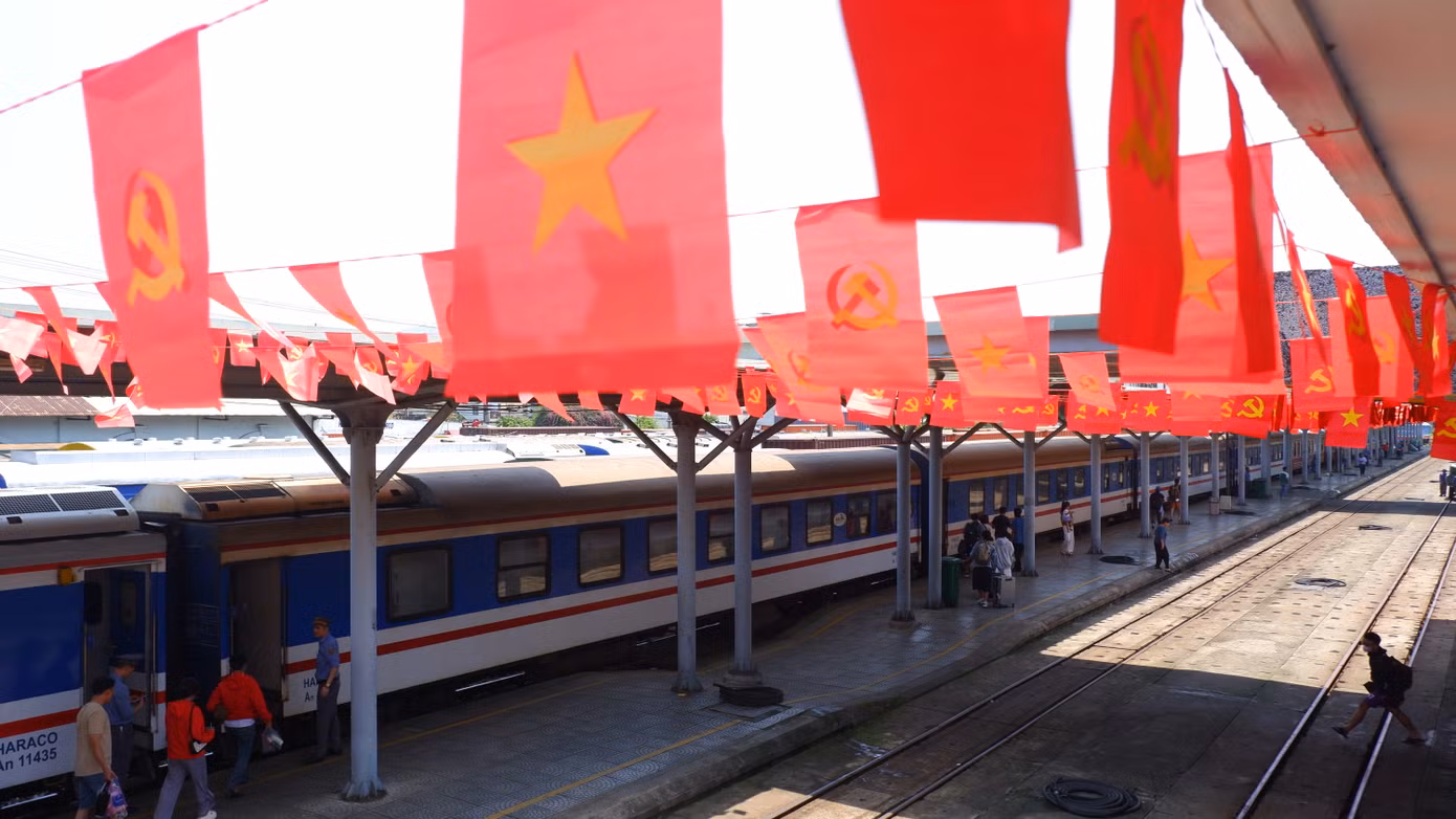 Ông Chín cho biết, theo kế hoạch dự kiến lúc 12h32', đoàn tàu thứ nhất từ TP Hồ Chí Minh sẽ vào đến ga Đà Nẵng. Đến 12h42', chuyến tàu thứ 2 sẽ vào ga Đà Nẵng. Hai đoàn tàu sẽ gặp nhau trong 5 phút. Sau đó chuyến tàu thứ nhất sẽ xuất phát đi Hà Nội, 10 phút sau chuyến tàu thứ 2 sẽ rời ga Đà Nẵng để tiếp tục hành trình vào TP Hồ Chí Minh.
