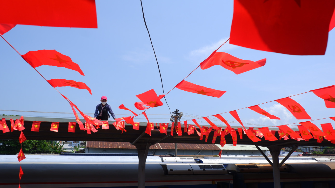 Công nhân trang trí cờ bên trong ga Đà Nẵng.