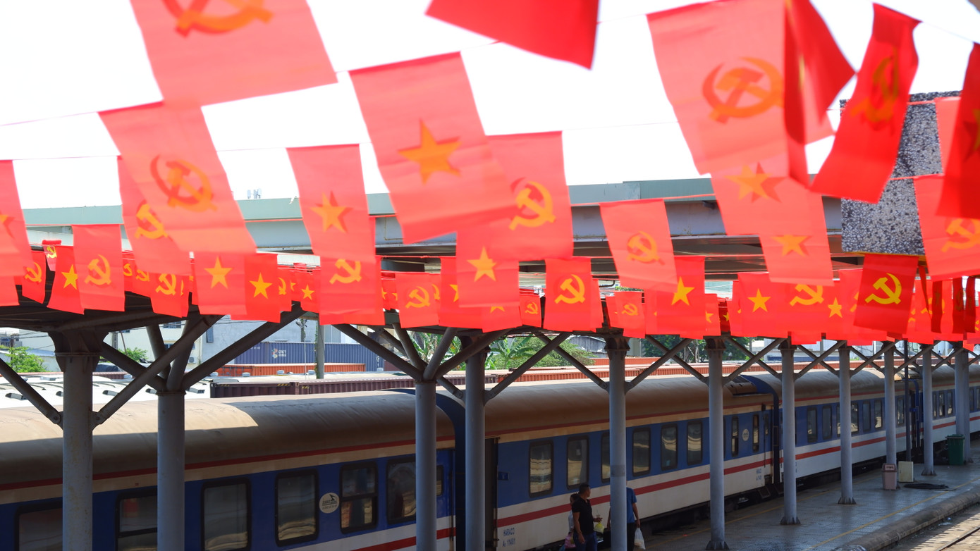 Hàng ngàn lá cờ Tổ quốc, cờ Đảng được giăng kín khu vực đón tàu ở bên trong ga Đà Nẵng.