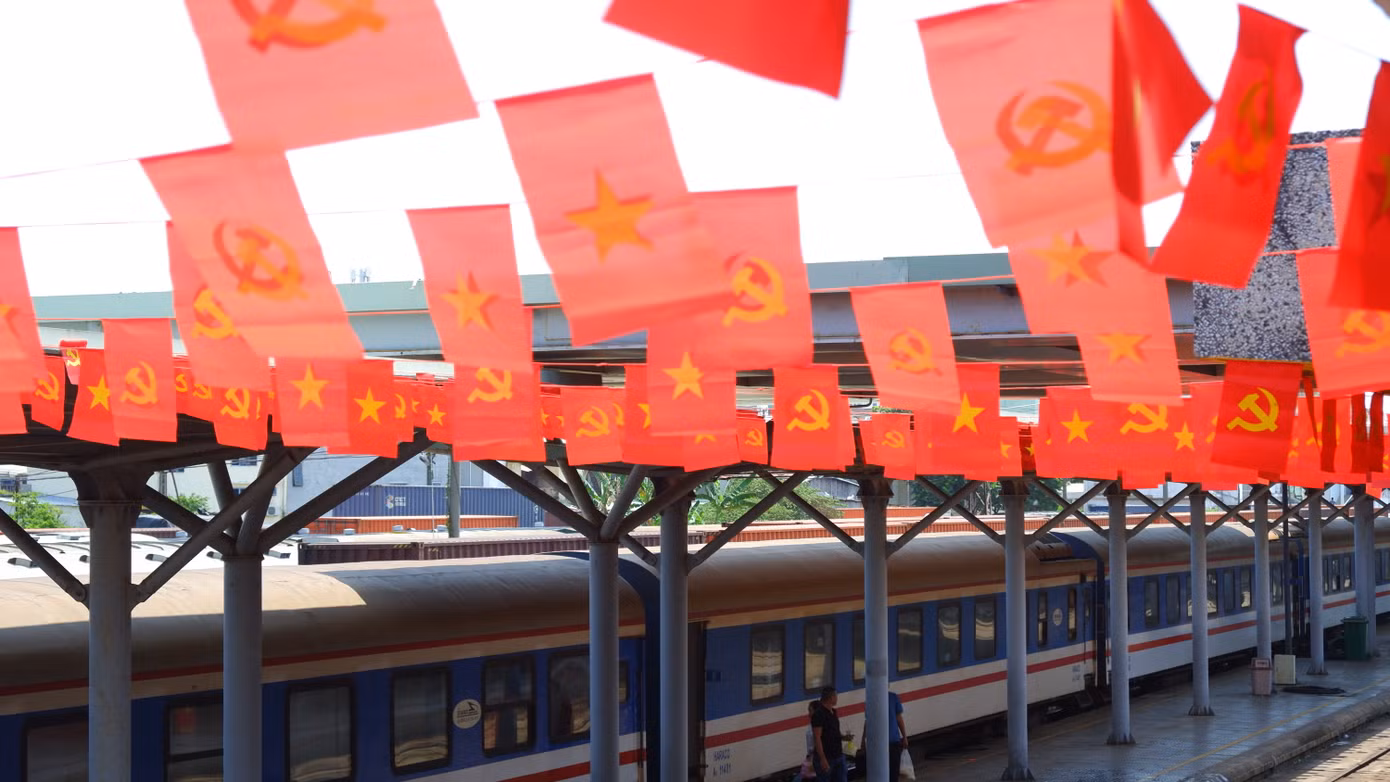 Hàng ngàn lá cờ Tổ quốc, cờ Đảng được giăng kín khu vực đón tàu ở bên trong ga Đà Nẵng.