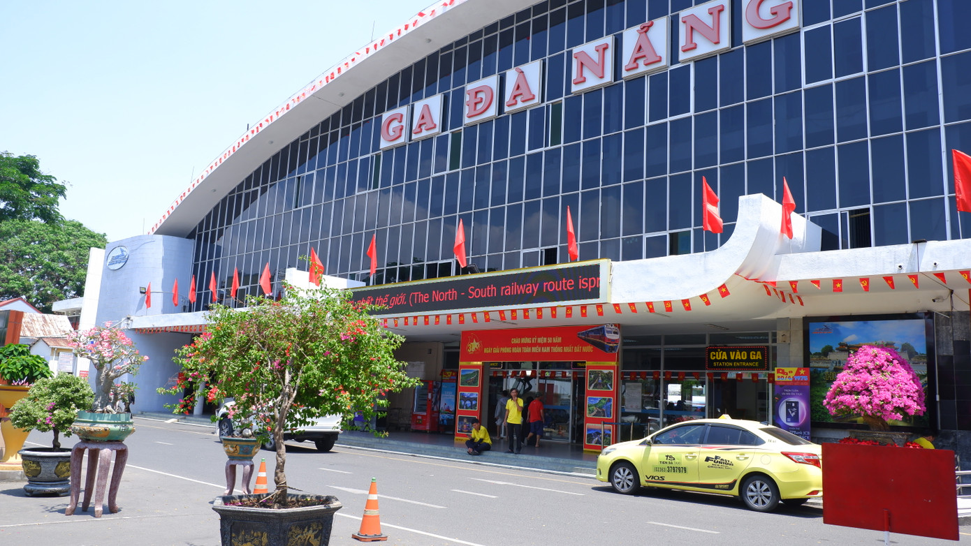 Theo kế hoạch, trưa ngày 30/4, ga Đà Nẵng sẽ đón 2 tàu Thống Nhất đặc biệt, xuất phát từ ga Hà Nội và ga Sài Gòn. Đôi tàu mang tên "Đoàn tàu Thống Nhất" được thiết kế riêng, mang đậm dấu ấn của sự kiện lịch sử kỷ niệm 50 năm giải phóng miền Nam, thống nhất đất nước.