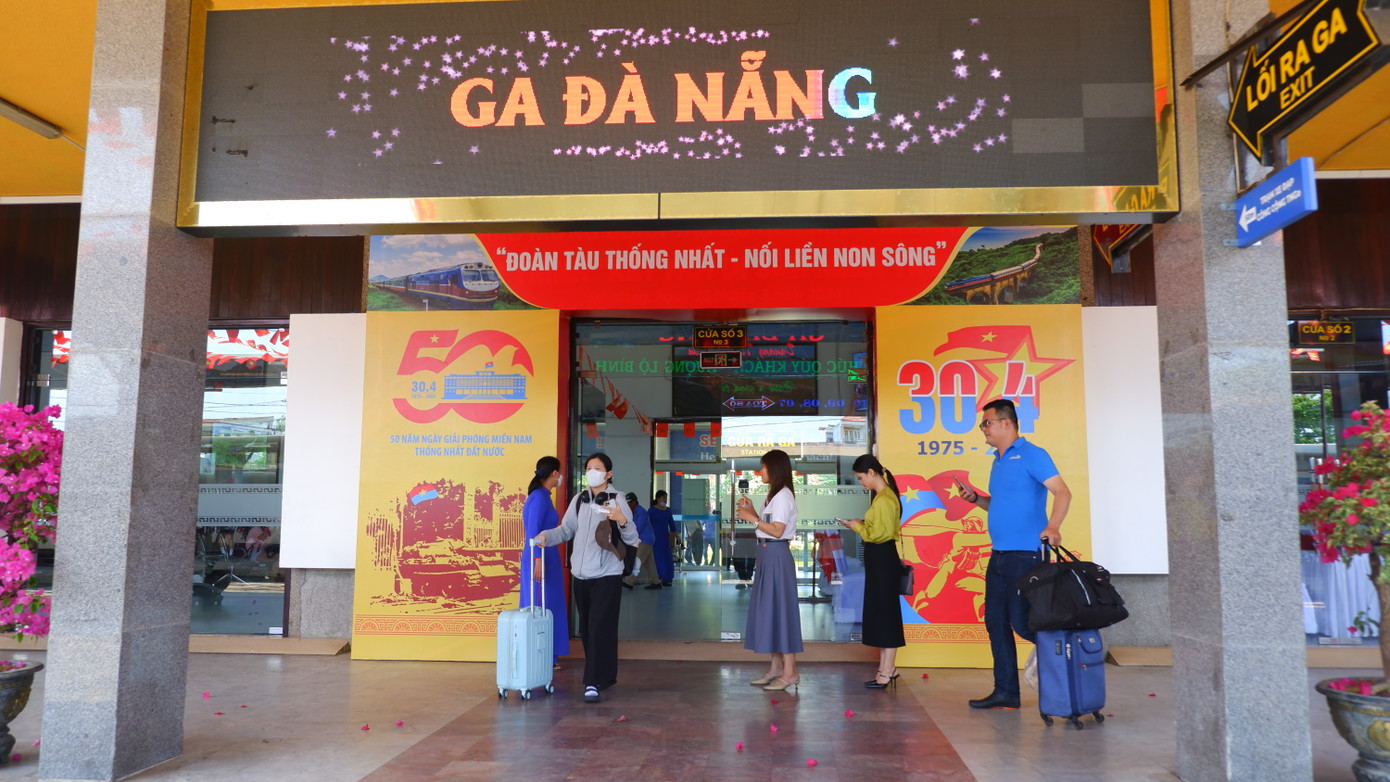 Cổng vào và ra tại ga Đà Nẵng được trang trí với rực rỡ, bắt mắt. Theo dự kiến, tối 29/4, tàu SE1 xuất phát từ ga Hà Nội và tàu SE4 xuất phát từ ga Sài Gòn. Hai đoàn tàu sẽ gặp tại ga Đà Nẵng. Tại lễ tiễn tàu tối 29/4, đường sắt Việt Nam sẽ phối hợp với đối tác, chuẩn bị một số phần quà bất ngờ dành cho hành khách trên 2 đoàn tàu này.