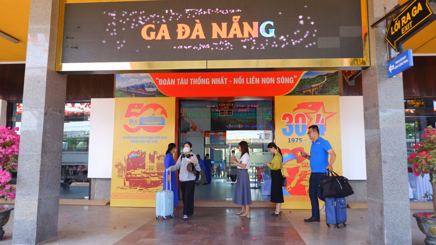 Cổng vào và ra tại ga Đà Nẵng được trang trí với rực rỡ, bắt mắt. Theo dự kiến, tối 29/4, tàu SE1 xuất phát từ ga Hà Nội và tàu SE4 xuất phát từ ga Sài Gòn. Hai đoàn tàu sẽ gặp tại ga Đà Nẵng. Tại lễ tiễn tàu tối 29/4, đường sắt Việt Nam sẽ phối hợp với đối tác, chuẩn bị một số phần quà bất ngờ dành cho hành khách trên 2 đoàn tàu này.