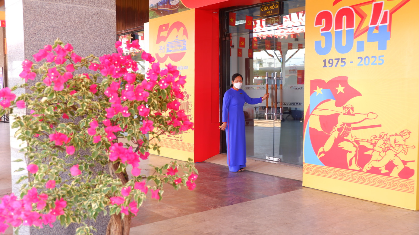 Bên trong sân ga được trang trí với hoa, pa nô, biểu ngữ chào mừng 50 năm giải phóng miền Nam, thống nhất đất nước. Sự kiện đón 2 đoàn tàu lịch sử ở ga Đà Nẵng sẽ có lãnh đạo TP Đà Nẵng và các cơ quan chức năng ban ngành tham dự.