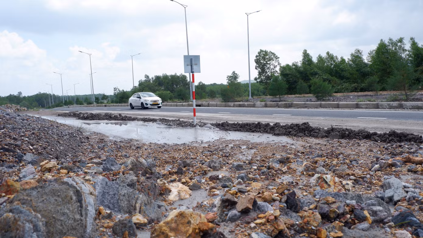 Đường vành đai phía tây Đà Nẵng có chiều dài hơn 20km, có tổng mức đầu tư hơn 1.500 tỷ đồng. Tuyến đường này được thông xe từ ngày 13/5/2024, tuy nhiên đến nay vẫn chưa nghiệm thu và bàn giao.
