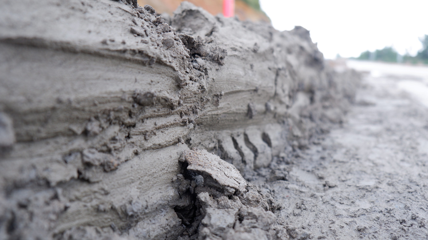 Bùn đất tại Km5+570 Km6+410 đoạn qua thôn Hòa Thọ (Hòa Phú) từng lớp dày nằm dọc tuyến đường.