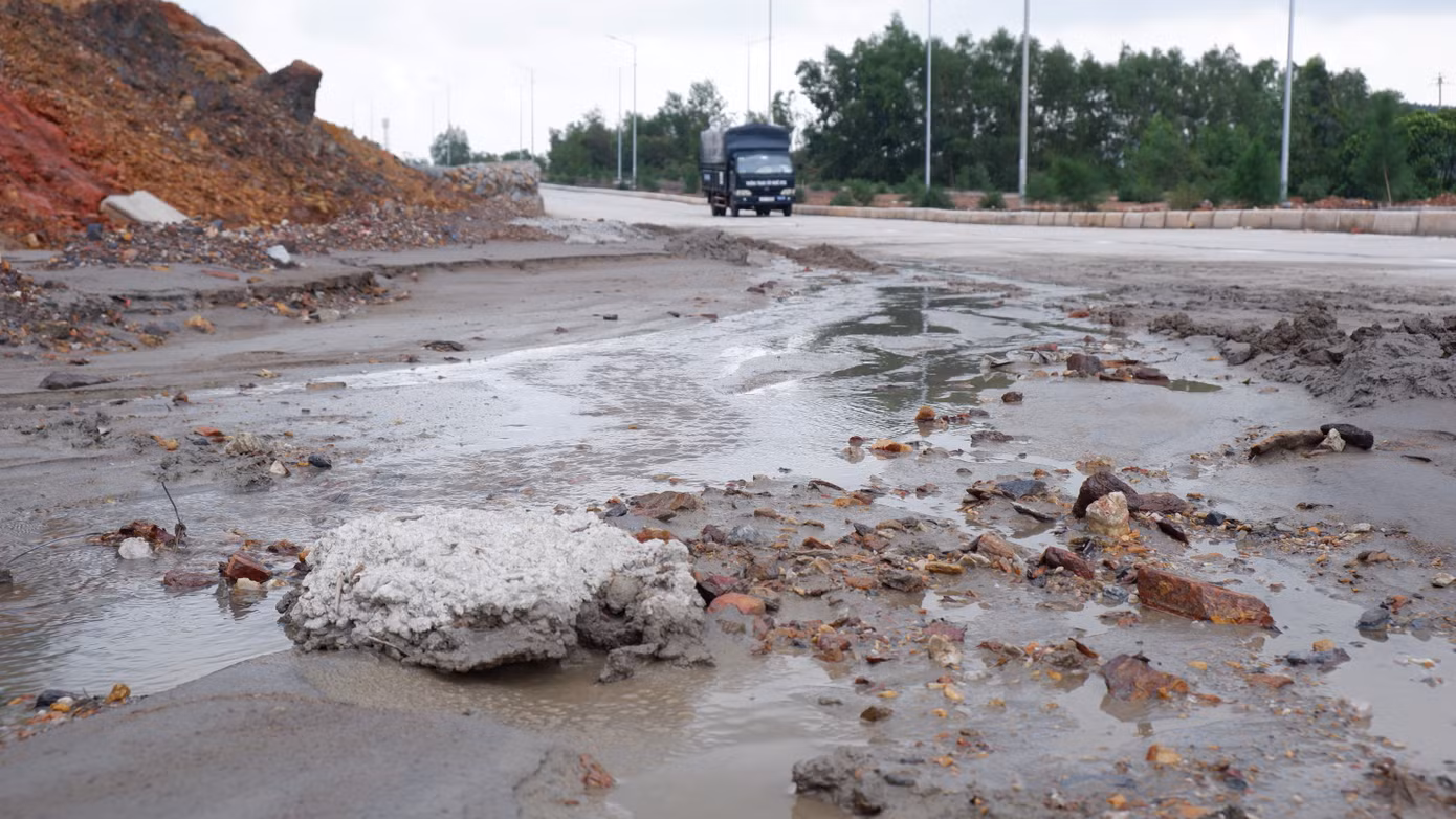 Về giải pháp khắc phục, Ban quản lý dự án cho biết, trước mắt sẽ lắp đặt tối thiểu 3 vị trí camera tại phạm vi đoạn Km5+571 - Km6+410, vị trí dự kiến sẽ được bố trí lắp trên 3 trụ điện chiếu sáng đã thi công ở dải phân cách để theo dõi, giám sát quá trình sạt trượt để hỗ trợ việc xử lý khi xảy ra sạt lở.