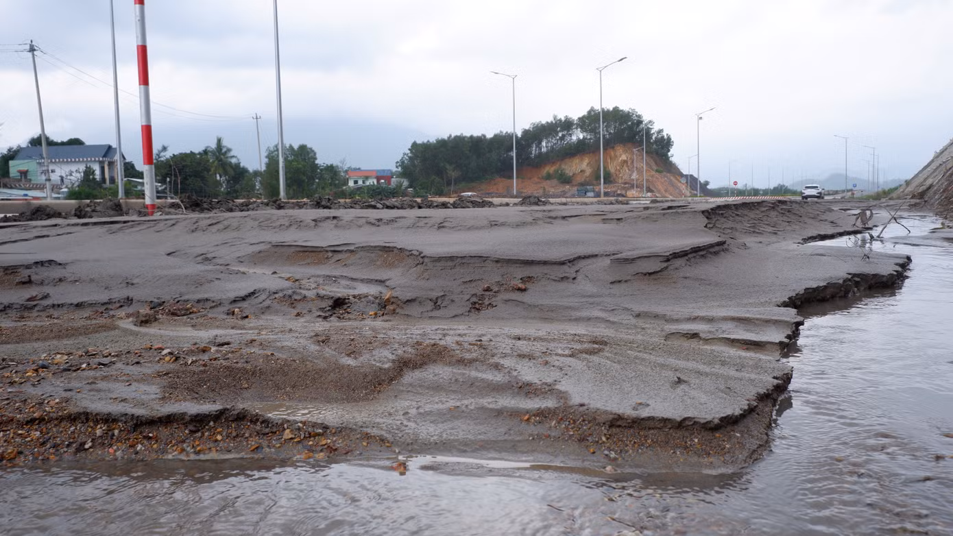 Riêng phần đất đất sạt trượt xuống Ban quản lý dự án sẽ chỉ đạo đơn vị nhà thầu thi công tiến hành xử lý hốt dọn (trong thời gian thi công và bảo hành công trình kể từ thời điểm Sở Giao thông vận tải tiếp nhận, bàn giao). Sau thời gian nêu trên, việc xử lý khi xảy ra sạt lở, công tác hốt dọn kiến nghị UBND thành phố chỉ đạo Ban Chỉ huy Phòng chống thiên tai, Tìm kiếm cứu nạn và Phòng thủ dân sự thành phố, UBND huyện Hòa Vang phối hợp và các đơn vị liên quan triển khai, thực hiện.