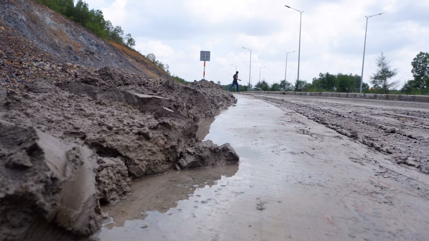Theo ghi nhận của phóng viên, tại thôn Hòa Thọ của xã Hòa Phú, dù đã được hốt dọn, nhưng các vị trí sạt lở, bùn đất vẫn nham nhở trên mặt đường, gặp thời tiết có mưa rất trơn trượt, sình lầy, đi lại rất khó khăn.