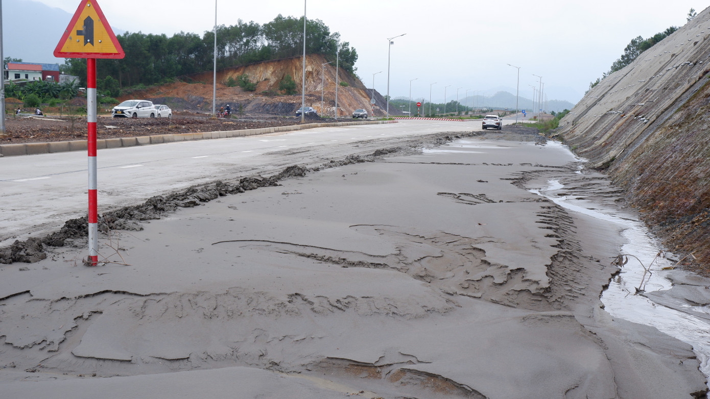 Rãnh mương thoát nước dọc tuyến đường tại các vị trí sạt lở đã bị đất, bùn vùi lấp, phủ tràn ra mặt đường.