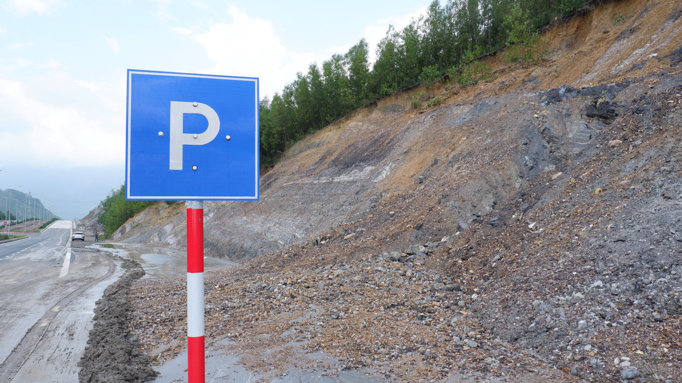 Đường vành đai phía tây TP. Đà Nẵng đoạn qua xã Hòa Phú (Hòa Vang, TP. Đà Nẵng) sau đợt mưa bão vừa qua tiếp tục xảy ra sạt lở, trôi trượt đất, bùn từ núi đổ xuống lấp mương thoát nước, tràn ra lòng đường gây mất an toàn giao thông, tiềm ẩn nhiều nguy cơ.