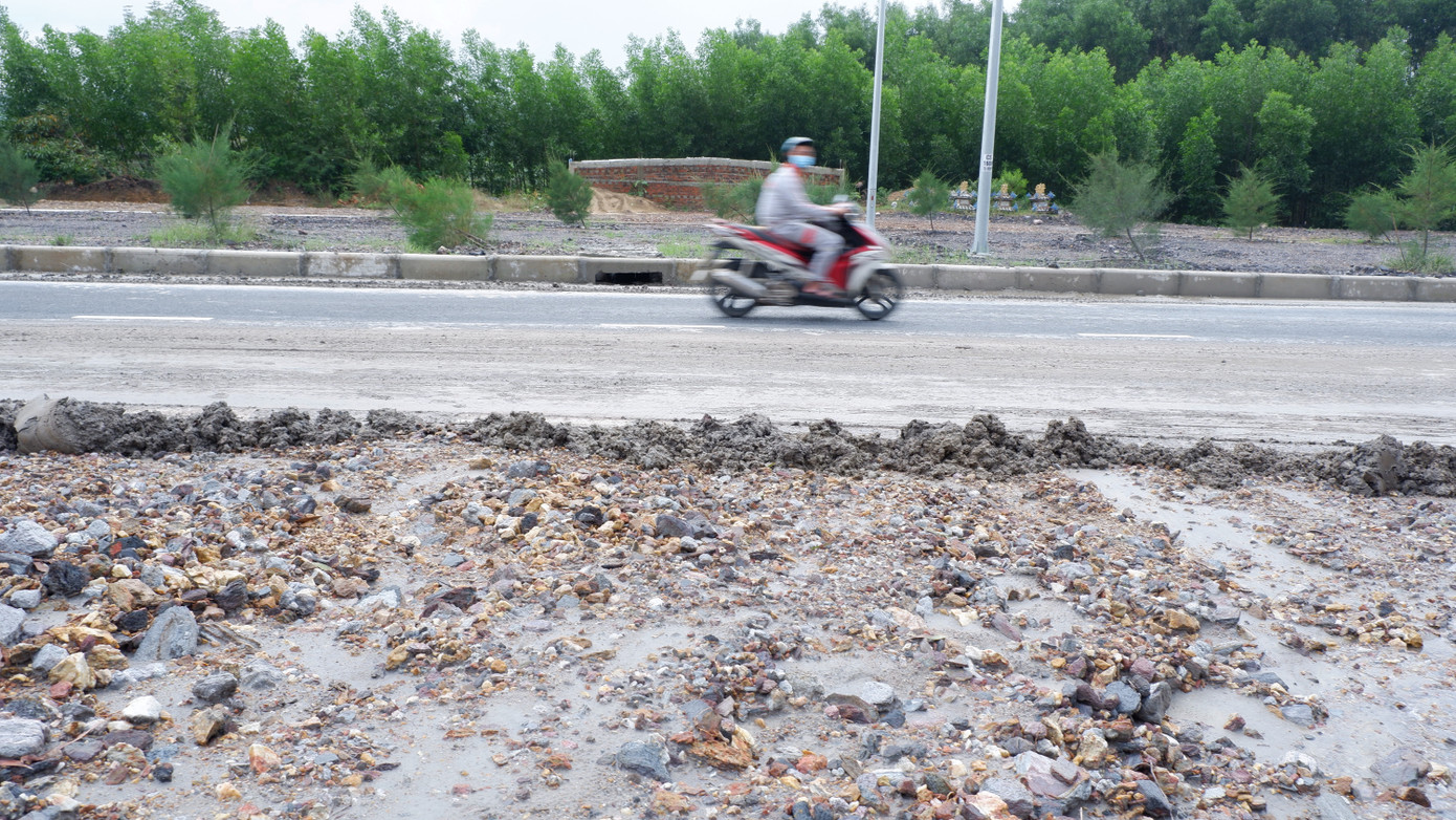 Người dân chạy xe máy qua các điểm sạt lở rất lo lắng nhất là vào thời điểm thời tiết có mưa, mặt đường trơn trượt do bùn đất tràn chảy tràn ra.