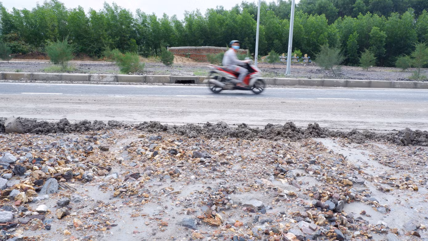 Người dân chạy xe máy qua các điểm sạt lở rất lo lắng nhất là vào thời điểm thời tiết có mưa, mặt đường trơn trượt do bùn đất tràn chảy tràn ra.