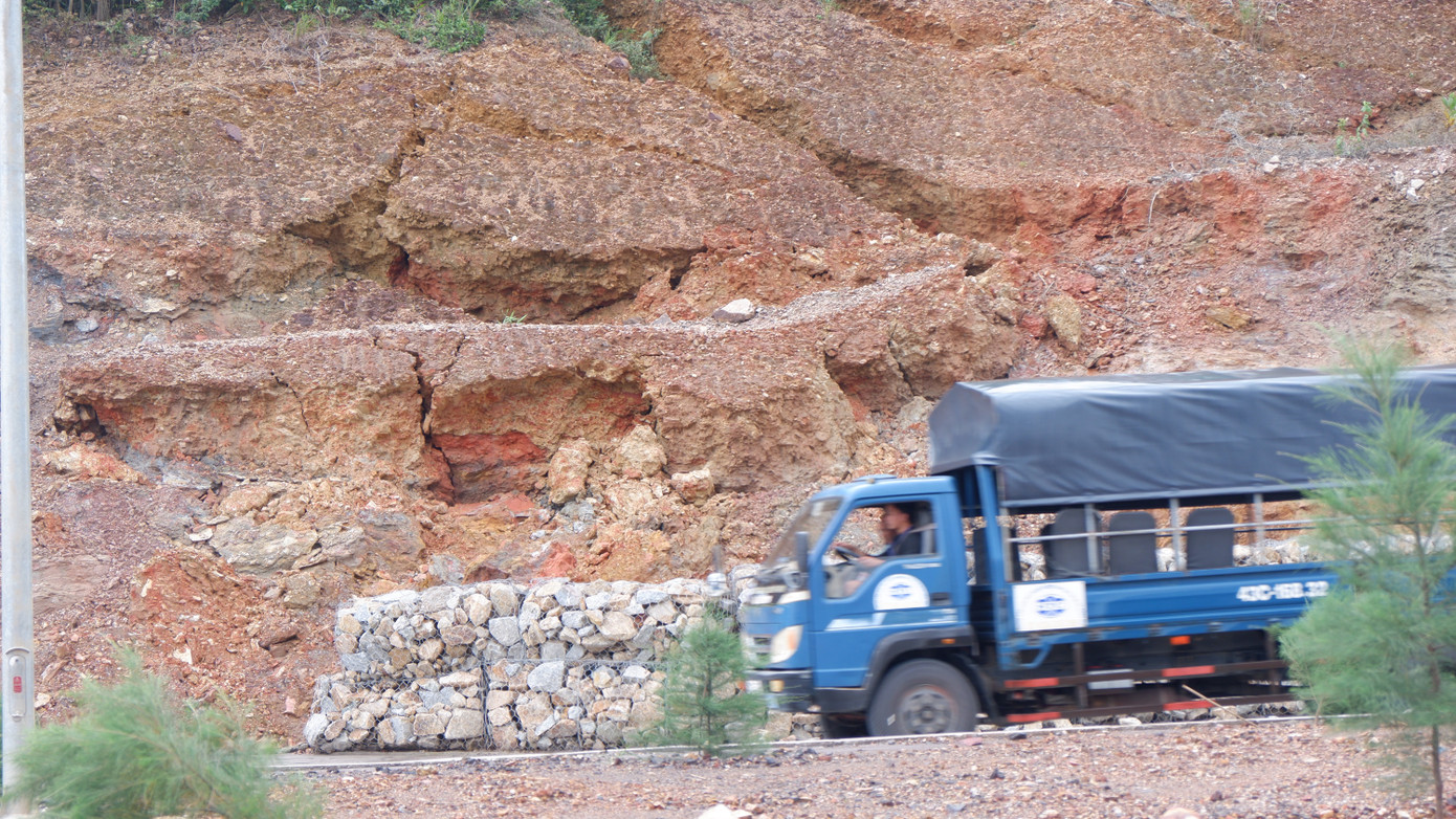 Cũng theo lãnh đạo Ban quản lý dự, khi xảy ra sạt lở, khối lượng hốt dọn phần đất sạt trượt tại hiện trường sẽ được tiến hành mời các đơn vị liên quan xác nhận, kiểm tra, đo đạc khối lượng, vận chuyển và thanh toán theo đúng quy định. Phần đất sạt trượt sau khi hốt dọn sẽ được vận chuyển về các dự án đang có nhu cầu sử dụng đất.