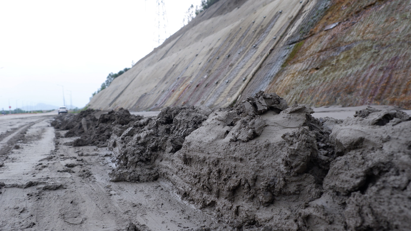 Bùn đất chất đống bên đường, chỉ cần mưa lớn sẽ chảy tràn mặt đường, tiềm ẩn nguy cơ mất an toàn giao thông.