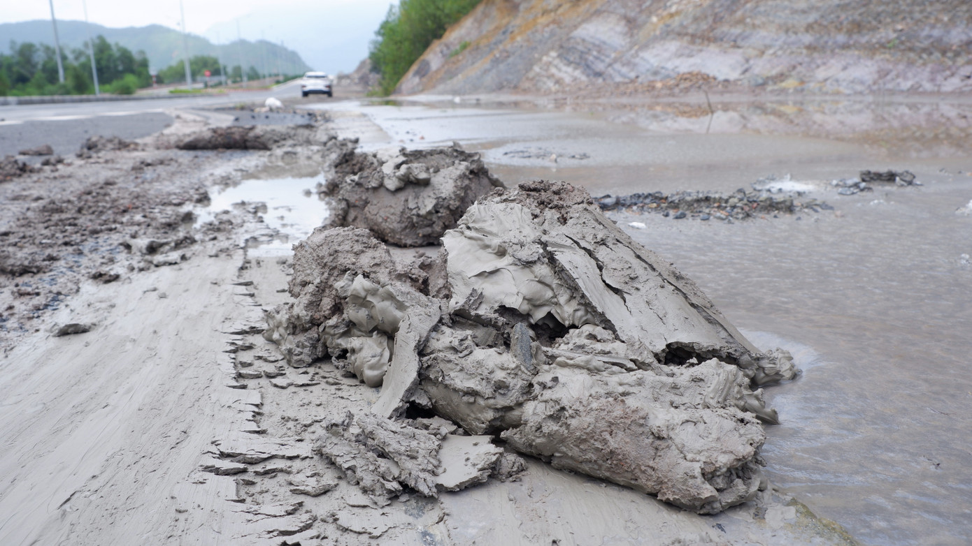 Ban quản lý Dự án đầu tư xây dựng các công trình giao thông Đà Nẵng (chủ đầu tư) cho biết: Đã chỉ đạo đơn vị nhà thầu thi công tiến hành hốt dọn cơ bản hoàn thành khối đất trên mái taluy sạt lở xuống đường, bố trí dải chờ sạt trên phần vỉa hè và mặt đường phía bên phải tuyến để hốt đất, đá sạt trong quá trình khai thác; thi công hoàn thành điều chỉnh mặt đường đoạn Km5+570 - Km6+410 nhằm hạn chế tối đa tác động của nước ngầm và thuận lợi trong công tác khắc phục.