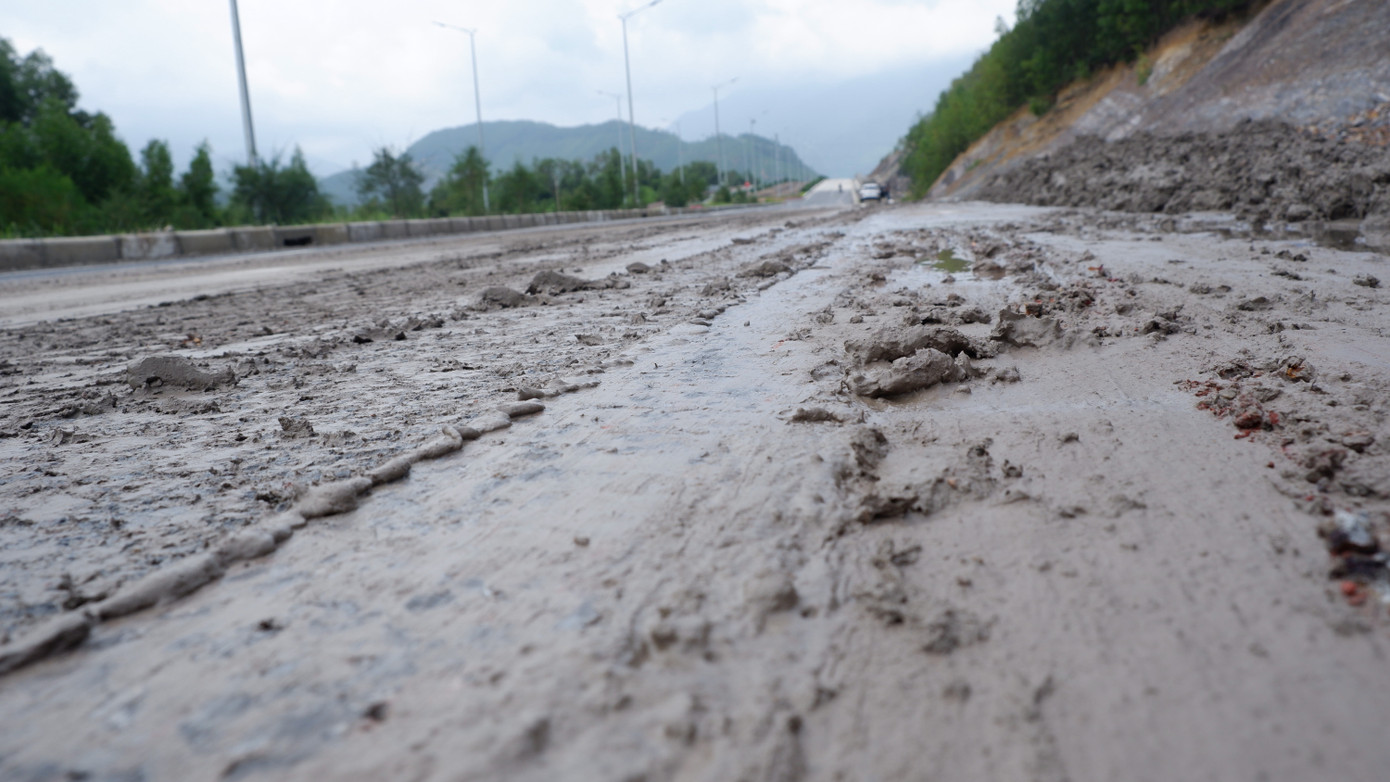 Mặt đường trơn trượt tiềm ẩn nhiều nguy cơ cho phương tiện di chuyển, qua lại trên tuyến đường này.