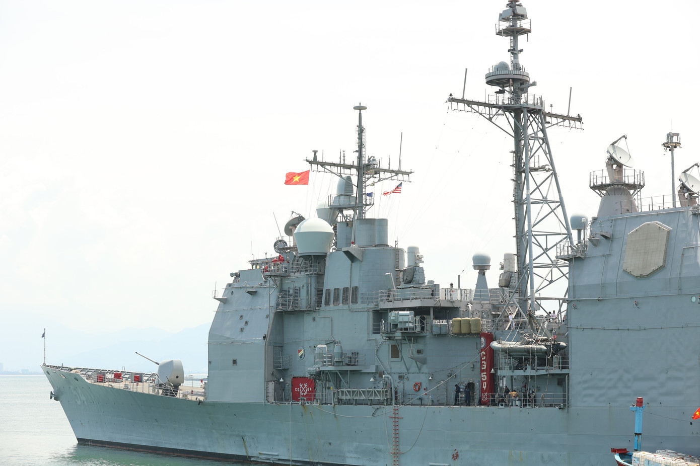 Tàu tuần dương USS Antietam (CG-54) neo đậu tại cảng Tiên Sa cạnh tàu USS Robert Smalls. Đây là một tàu tuần dương tên lửa dẫn đường lớp Ticonderoga của Hải quân Mỹ. Antietam được đặt tên theo địa điểm diễn ra trận chiến Antietam, bang Maryland năm 1862 trong nội chiến Mỹ.
