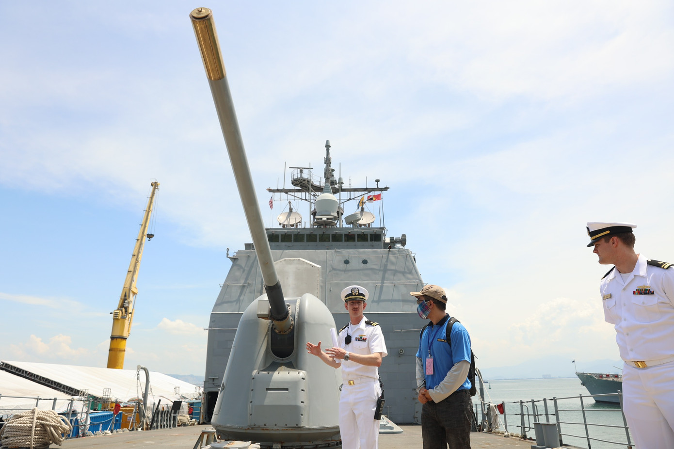 Thủy thủ đoàn giới thiệu về tàu USS Robert Smalls cho khách tham quan. Ảnh: Như Ý