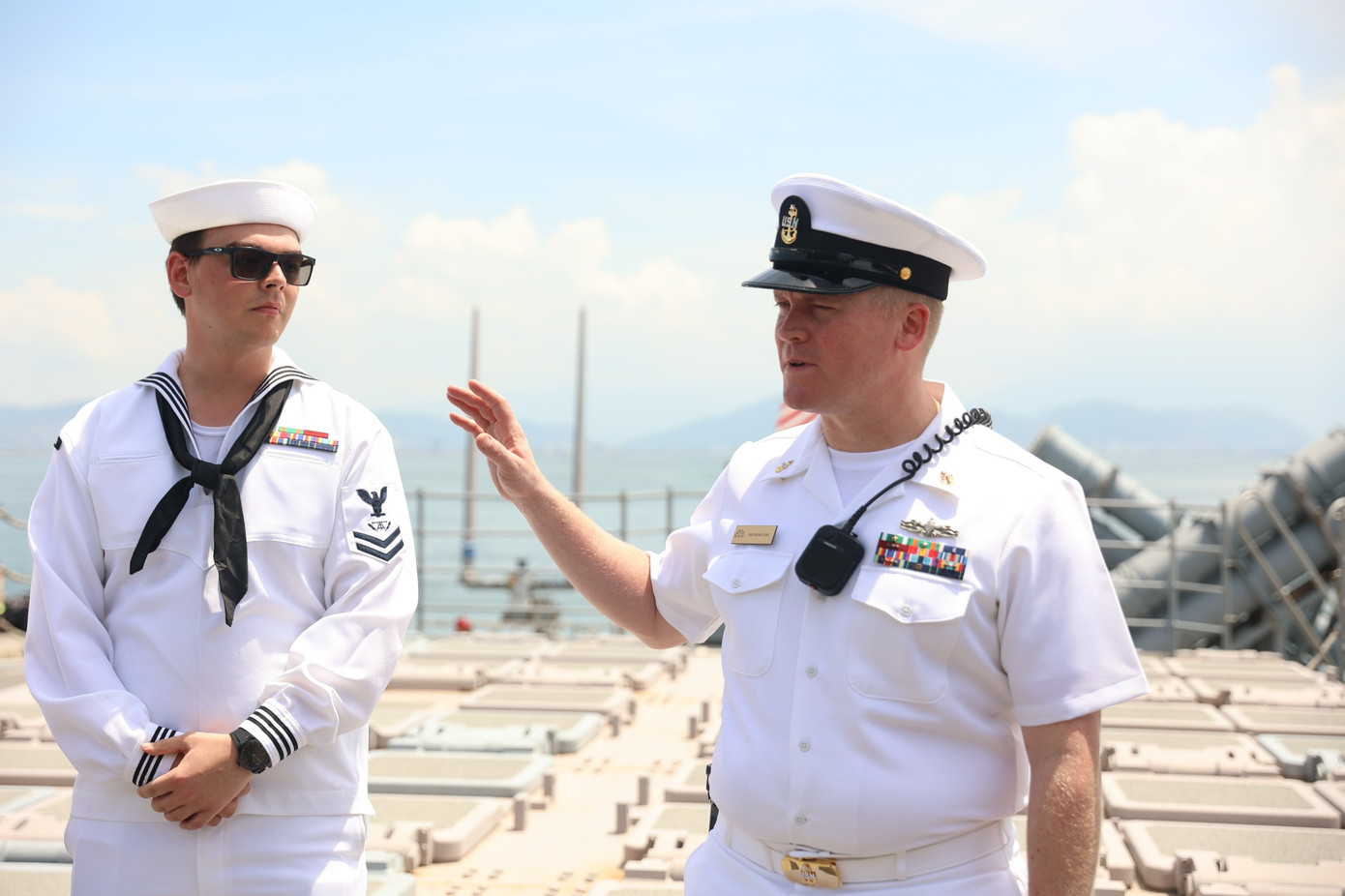 Thủy thủ đoàn giới thiệu về tàu USS Robert Smalls cho khách tham quan. Ảnh: Như Ý