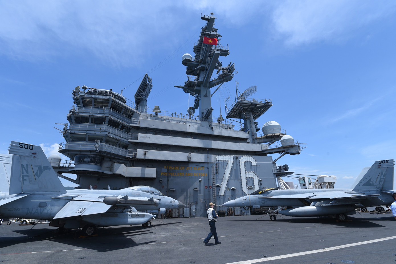 Một góc trên tàu sân bay thuộc lớp tàu Nimitz với lượng giãn nước 97.000 tấn, động cơ đẩy là 2 lò phản ứng hạt nhân, 4 tua bin hơi nước, 4 trục chân vịt. Ảnh: Nhật Minh