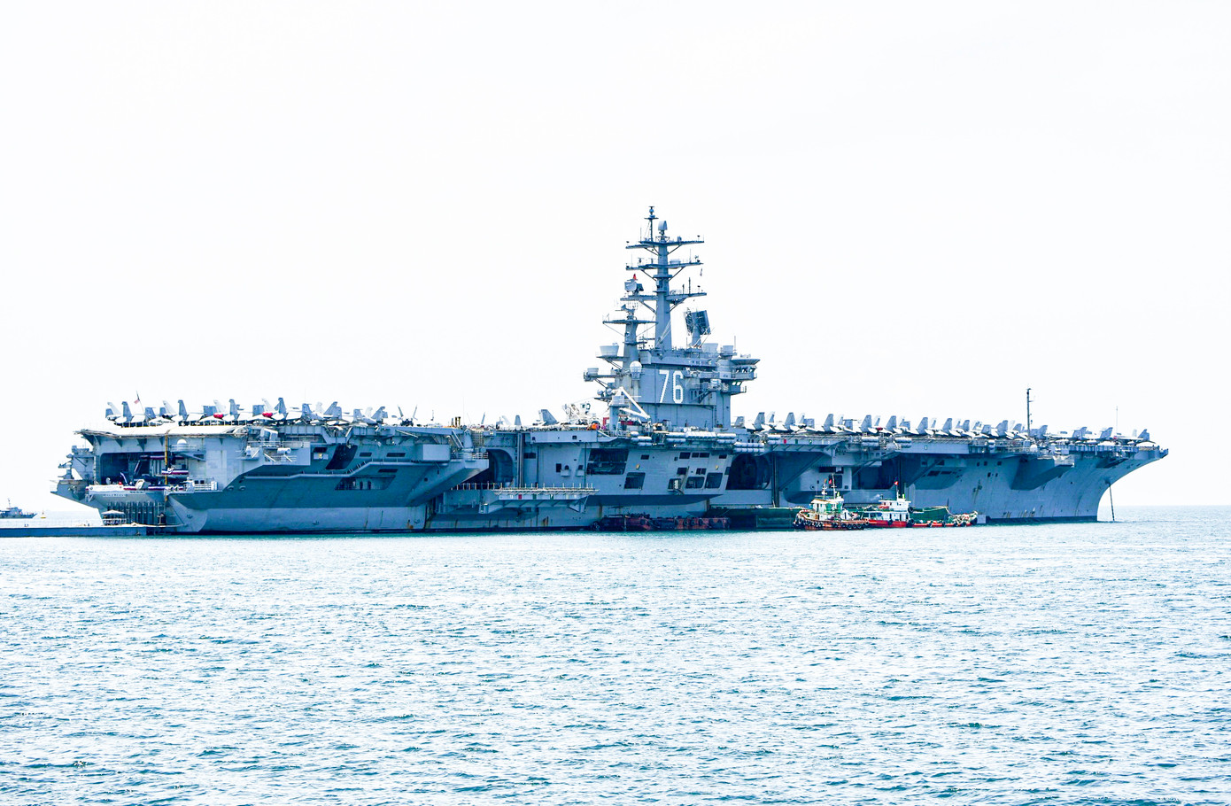 Tàu sân bay USS Ronald Reagan (CVN 76) thuộc lớp tàu Nimitz, lượng giãn nước 97.000 tấn, với động cơ đẩy là 2 lò phản ứng hạt nhân, 4 tua bin hơi nước, 4 trục chân vịt. Tàu USS Ronald Reagan có tốc độ hơn 55 km/h. Ảnh: Nhật Minh